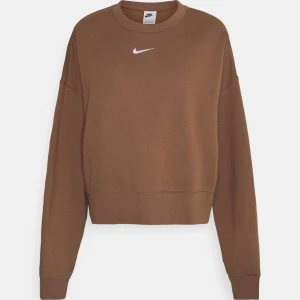 Brun Nike sweatshirt  - Säljer nu min helt oanvända Nike sweatshirt då den inte kommer till användning , i storlek s & är lite oversized. Skriv för mer bilder. 