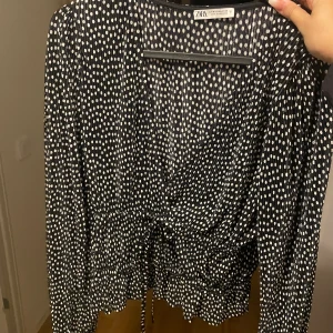 Prickig blus - Fin prickig blus från zara. Aldrig använd. Storlek m men passar mig som har S. 120 kr