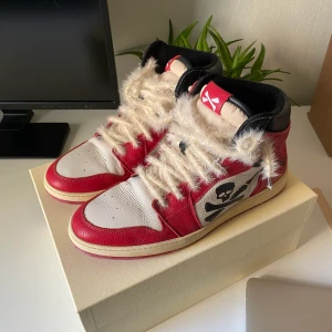 Ejjnar AJ1 remake. - Säljer dessa remakes på Nikes klassiska Air Jordan 1.  Skorna släpptes limiterat. Varken skador eller flaws finns. Nypris var 2800kr och har sålts i andra hand för mer än så. EU46 US12 600kr Bara att skriva om du har frågor, är öppen för förslag :)