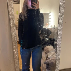 Polotröja  - Skitsnygg svart polotröja! Superskönt och inte alls tajt runt halsen.  Längre i armarna o lite längre vid längden. Men man kan lätt vika upp tröjan. 