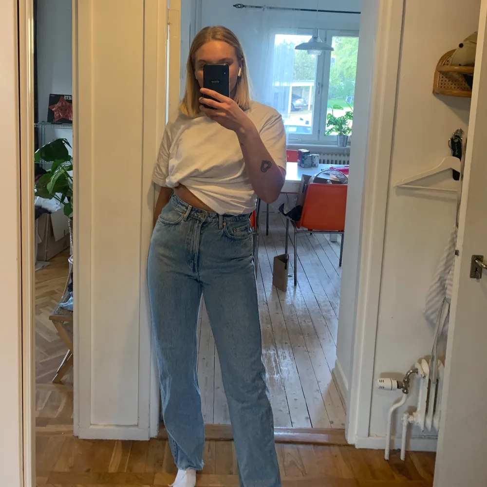 rowe jeans från weekday i färgen dust blue. knappt använd dessa då de snabbt blev för små för mig :( jag har klippt de litegrann så de är perfekt längd för mig som är 170. . Jeans & Byxor.