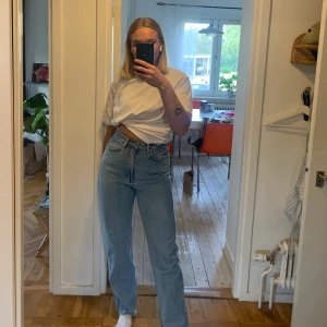 rowe extra high straight jeans - rowe jeans från weekday i färgen dust blue. knappt använd dessa då de snabbt blev för små för mig :( jag har klippt de litegrann så de är perfekt längd för mig som är 170. 