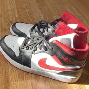 Nike air jordan 1 mid  - Helt oanvända skor, endast testade men aldrig varit utomhus så är i nyskick. Herr modell i strl 46. Nypris 1400 säljer för 850.