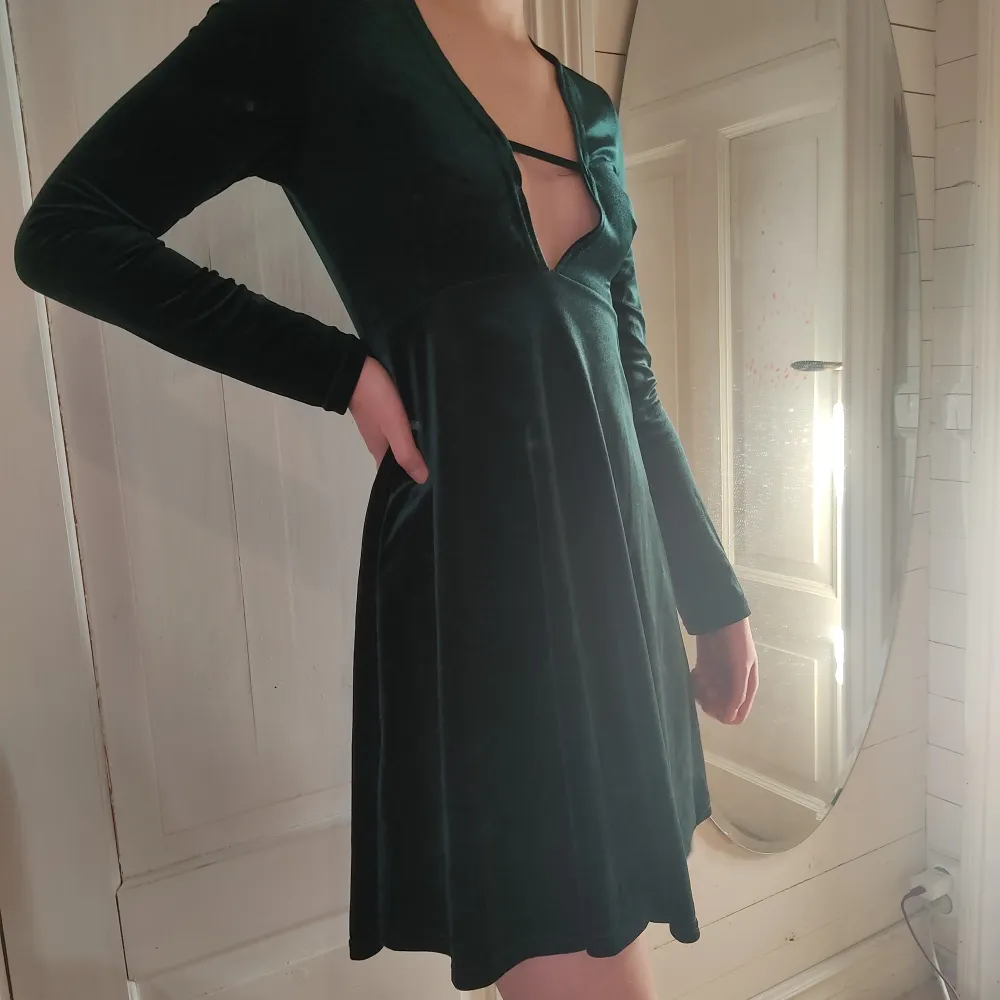 Mörkgrön klänning i velvet köpt secondhand men den har inga problem kvalitetsvis. Fick den som present men den är inte min stil . Klänningar.