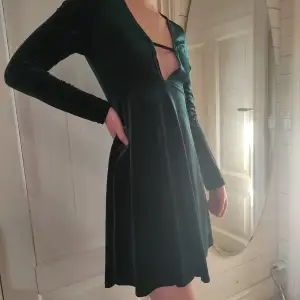 Mörkgrön klänning i velvet köpt secondhand men den har inga problem kvalitetsvis. Fick den som present men den är inte min stil 