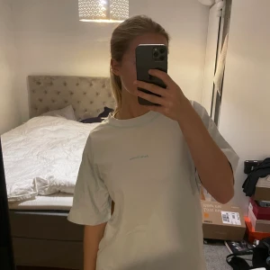Acne t-shirt - Säljer denna fina ljusblåa Acne t-shirten. Aldrig använd!!