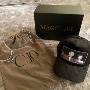 Maggiore keps - Hej!⚡️säljer min maggiore C10 keps som är i skick 10/10. Den är limiterad till 250 exemplar i HELA VÄRDEN. Den såldes slut överallt på bara någon timme. Det är jättefin svart valet material. Skriv gärna vid frågor!😊💬🌟