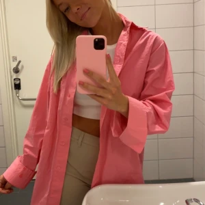 Rosa skjorta - Rosa skjorta från Gina tricot i storlek 36🤍