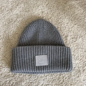 Acne mössa!!!! - Säljer min acne mössa som skulle passa så bra nu till vintern/hösten❤️Jag har andvänt den få gånger och visar inte tecken på några skador eller något utan ser nästan ny ut. 