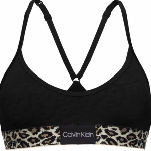 Calvin Klein sexig topp  - svart Calvin Klein topp med leopardmönstrad resor storlek XS/S 📍sthlm 