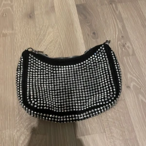 Glittrig väska  - Aldrig använd. 