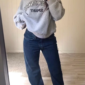 Bikbok low straight - Säljer dessa populära jeans eftersom de var lite för små för mig. Har endast använt dem 1 gång så de är i nyskick💕 betalning via swish, nypris :599
