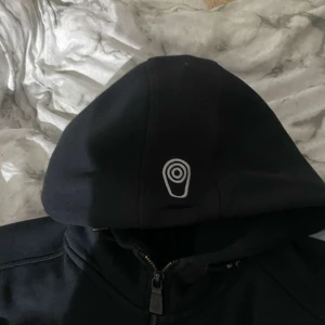 Sail racing  - Säljer nu min fina sail racing dene helt ny och den är använd typ 2 ggr, den passar folk som bär S och större, den passar XS också kom med förlag på priset börjar på 500 kr. Tröjan passar såklart både tjejer och killar. Om ni är intresserade hör av er