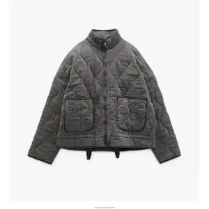 Säljer denna slutsålda jacka ifrån zara i storlek s. Den är helt ny och säljer endast för bra bud eller om någon vill byta till en M💕DIREKTPRIS: 700 