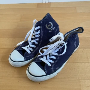 Mörkblå skor  - Mörkblå skor. Storlek 38/49