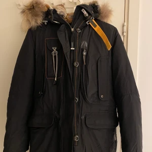 Para jumper dam  - En svart para jumper i strl S, har andvänds fåtal gånger då den är mycket bra skick! Den är äkta och köpt på johnells för 9800kr i original pris.  