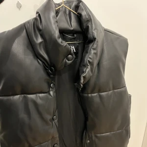 Zara väst  - Säljer denna fina väst då den tyvärr inte kommer till användning. I mycket bra skick, skriv vid frågor💗