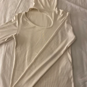 Beige topp - Bra skick, öppen på bröstet🌸 Storlek M