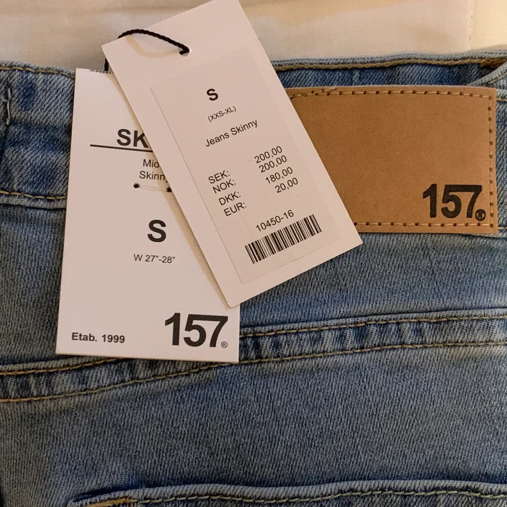 Ett par jeans från 157. Helt ny och lapppriset kvar.  Säljer pga är för litet för mig. Skriv om du vill ha fler bilder. 💕 . Jeans & Byxor.