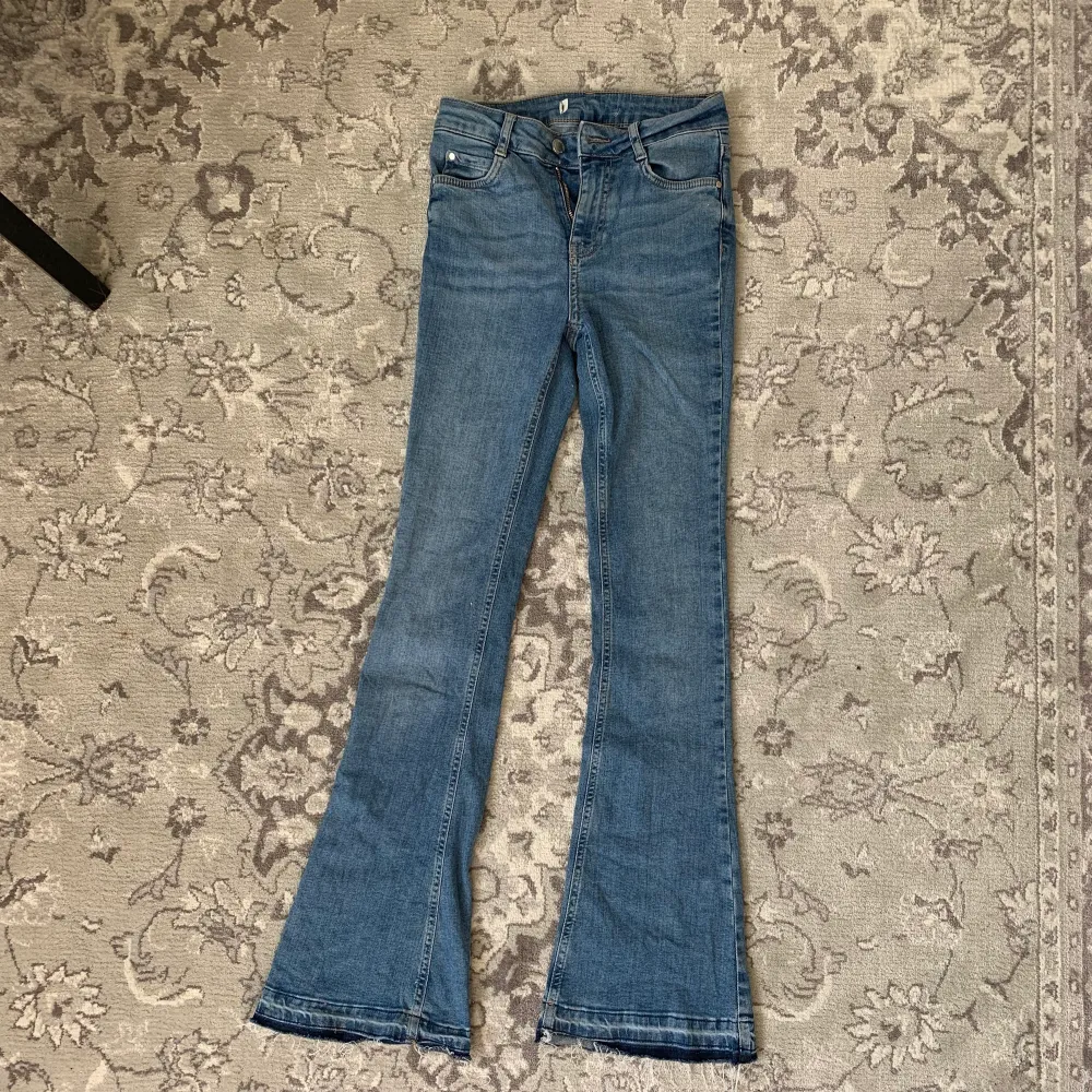 Lågmidjade jeans från Gina i en jätte fin blå färg💞storlek Xs men lite små i storleken! . Jeans & Byxor.