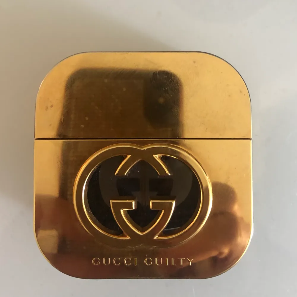 Balmain- 500kr helt ny. (Ord pris 1400kr) Gucci guilty parfumerie - 200kr testad  Örhängen Guess - 200kr nya. Övrigt.