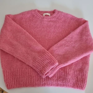 Rosa stickad tröja  - Säljer denna snygga stickade tröja från h&m. Storlek medium ( använt som oversize då jag har xs/small) använt fåtal gånger då jag gillar mer neutrala färger 🥰 Billigare frakt via köp nu knappen! 😄