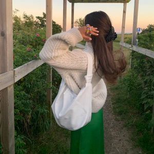 Vit väska 💗 - Köpte den för 2 år sen och har inte använt den sen den här bilden togs. Lagom stor får plats med datorn och en stor smink väska😍. Bra skick, kan skicka fler bilder om man vill❤️ köparen står för frakt 📦❤️