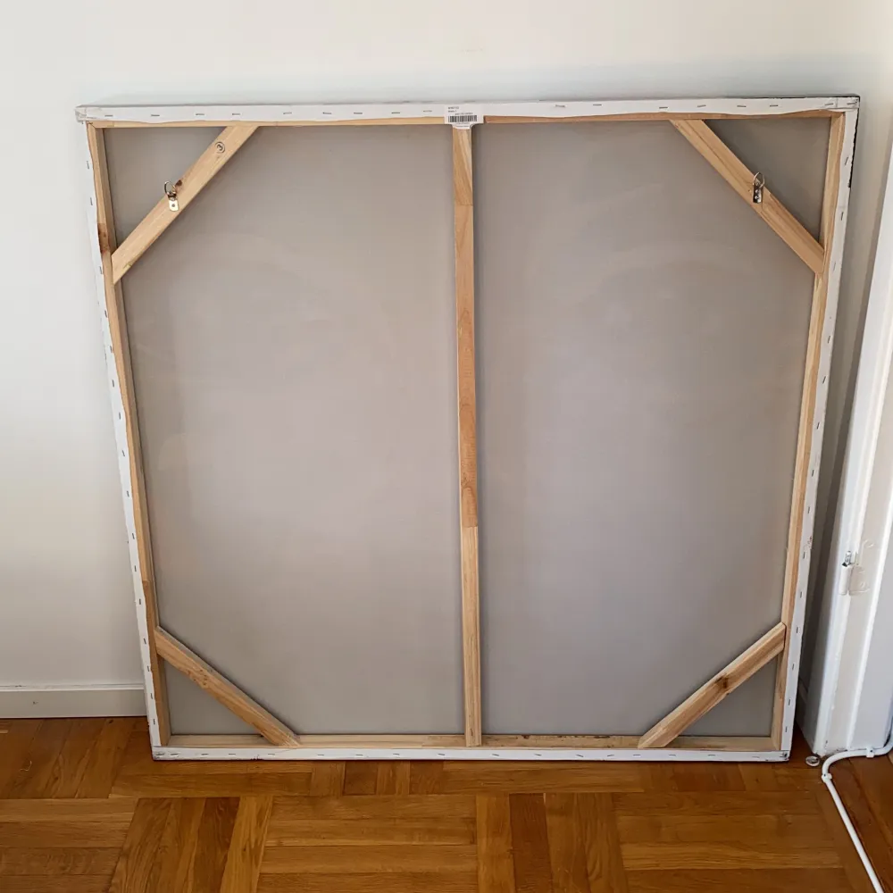 Tavlan är 100 x 100 cm. Den är i nyskick och är köpt på MIO. Nypris: 2000 kr.. Övrigt.