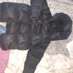 Peak performance  - Modellen heter w rivel j   Jackan är i strl S. Normal i strl. Jackan är använd i en månad ca. O är i fint användt skick.  Nypris 3500 på zalando  Jag säljer för 1000kr   Finns i västerås, kan även skickas mot porto! 66kr