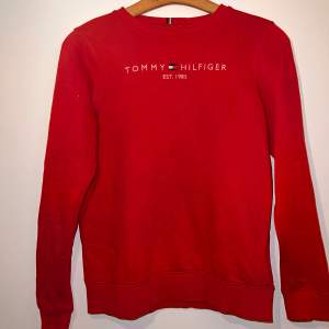 Säljer min röda Tommy Hilfiger tröja då den är för stor på mig. Oanvänd och i bra skick. Funkar både till killar och tjejer. Priset kan diskuteras vid snabb affär.