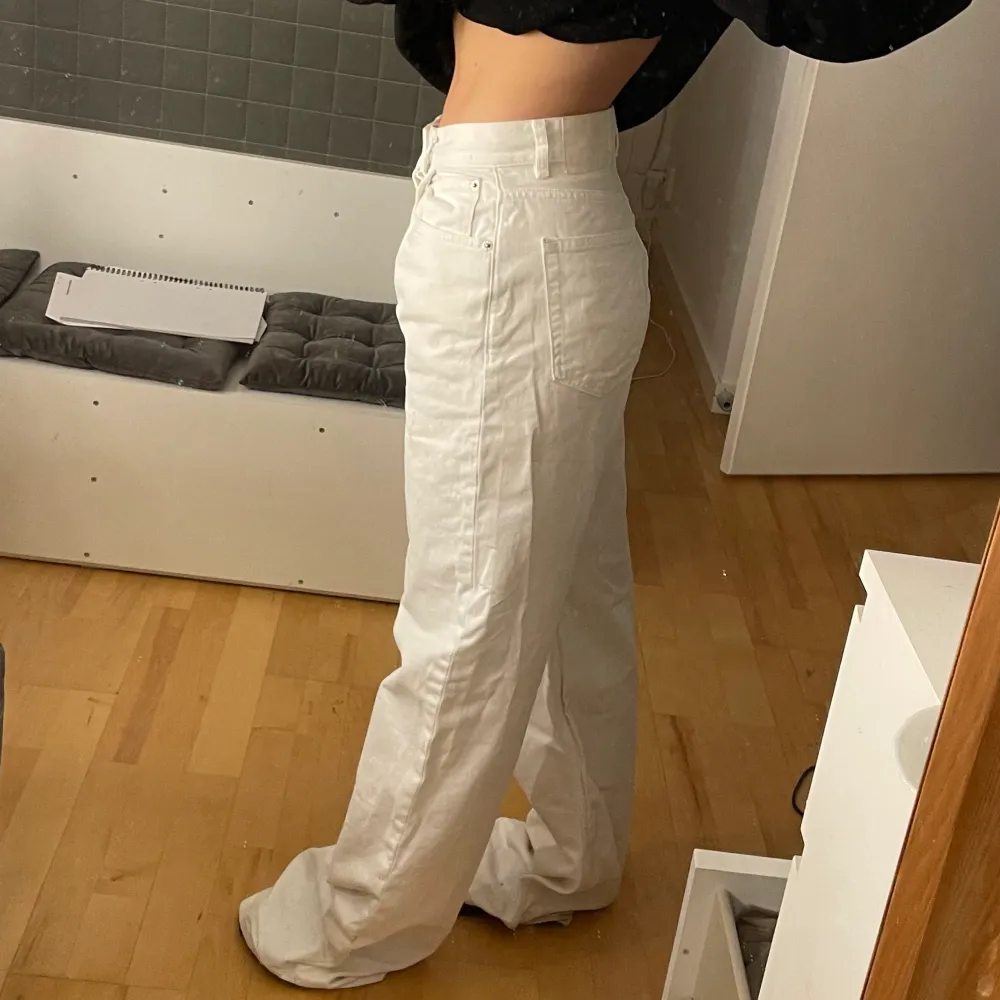 Sjukt snygga (och långa) vita jeans från Pull & bear. De är i stl 34 men skulle säga att de även passar 36 beroende på hur man vill att de ska sitta💕. Jeans & Byxor.