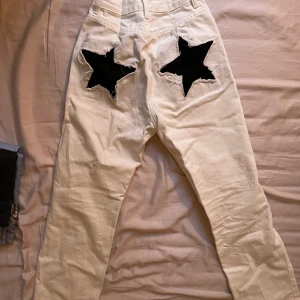 Jeans med stjärnor  - Jeans med stjärnor som jag sytt dit själv. För små nu.   Ps säljer ut massa plagg billigt som fan, köper du 5 eller fler får du 15 %