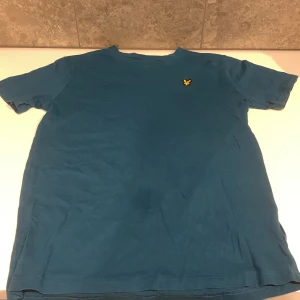 Lyle scott - Säljer min lylescott t-suger för att den är för liten   Skick 10/10  Fraktar ej!