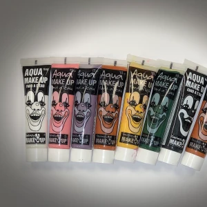 AQUA MakeUp  - Helloween time 🎃🤡🎉🪅 Jag köpt allt för 600:- Men säljer nu allt till dig ( se bild ) för 200:- 🎨🖌 Annars 40:- st.  Frakt tillkommer. 