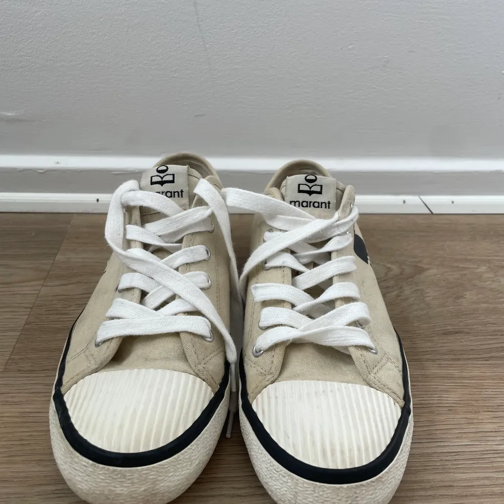 Säljer mina Isabel Marant sneakers! . Skor.