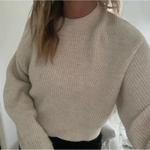 Stickad tröja - Jätteskön stickad tröja från chiquelle. Storleken står inte men den passar S/M. Köparen står för frakten💗