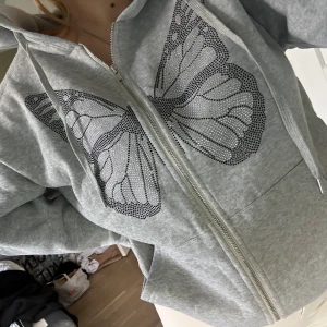 Hoodie  - Säljer denna hoodien med fjärilstryck i glitterstenar från shein då den inte kommer till användning, endast testad. Sitter lagom oversized. Frakt tillkommer