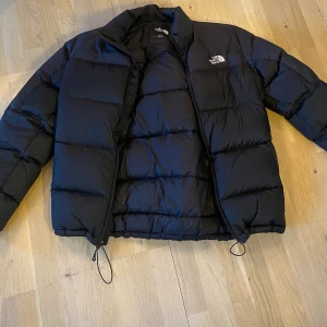 The North Face jacka - Hej! Jag säljer nu min vinterjacka som är en tjock dunjacka från The North Face. Jackan har jag haft i ett år och är köpt på Länna sport. Nypris på jackan är ca 3200kr.   Jackan är i väldigt bra skick och har inga skavanker.  