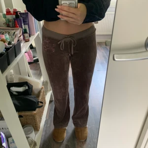Juicy byxor - Ett par lågmidjade bruna juicy byxor, väl använda men väldigt sköna och fina ändå! Storlek står inte men skulle gissa på en S, jag är 164cm. Frakt tillkommer.