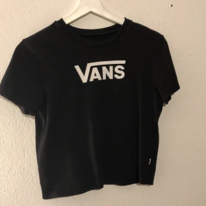Vans-tröja - Vans-tröja som slutar ungefär vid naveln.  Använd få gånger så finns inga anmärkningar på den