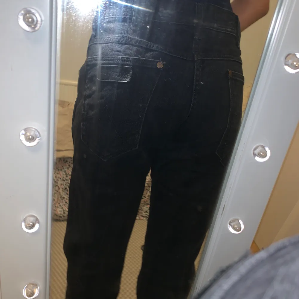 Jag har exakt likadana jeans fast i grå/svart färg men dessa är hel svarta. De heter Wrangles bryson. De är i jätte bra skick. Jeans & Byxor.