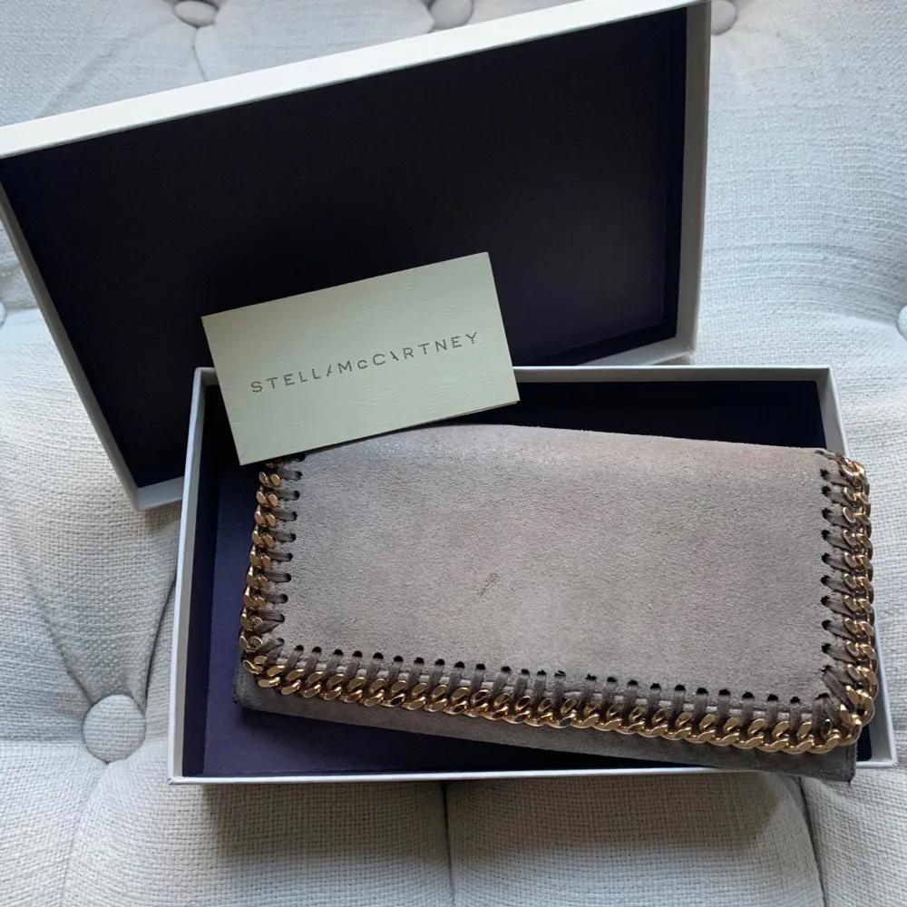 Stella McCartney plånbok, använd men forfarande i bra skick. Köpt i butik i Stockholm. 🫶🏻 (hjälper min mamma att sälja) . Väskor.