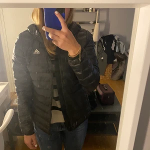 Adidas jacka - Säljer nu min fina adidas jacka,en höstjacka i storlek s men passar även xs,säljer då den aldrig används,använd ett fåtal gånger och sparsamt använd.Kontakta mig om du är intresserad (tryck inte på köp direkt)