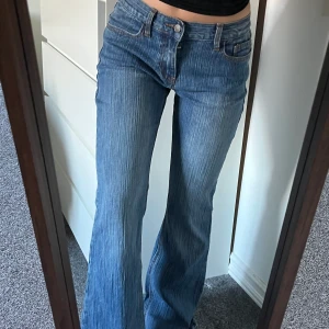 Jeans  - Säljer mina 90s brielle jeans från Brandy Melville 💕 Passformen satt inte bra vid låren och därför har de förblivit oanvända, startbud är 350kr. Frakt ingår i det slutliga priset, alltså inget extra 📦  Innerbenslängd: 84cm Midjemått: 76cm 