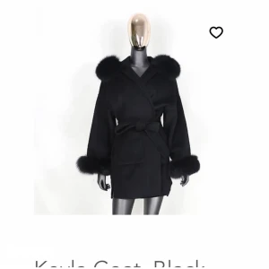 Vinterjacka - Säljer den för jag inte tyckte den satt fint på mig, helt ny