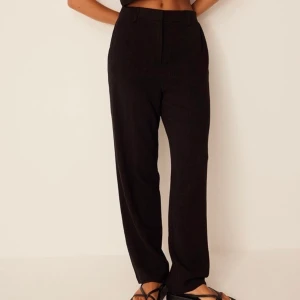 Nakd kostymbyxor i linnemix - INTRESSEKOLL på mina helt nya kostymbyxor från NA-KD Lisa och Lenas kollektion. Säljer för att de inte passade mig. 💞helt slutsålda, nypris 499