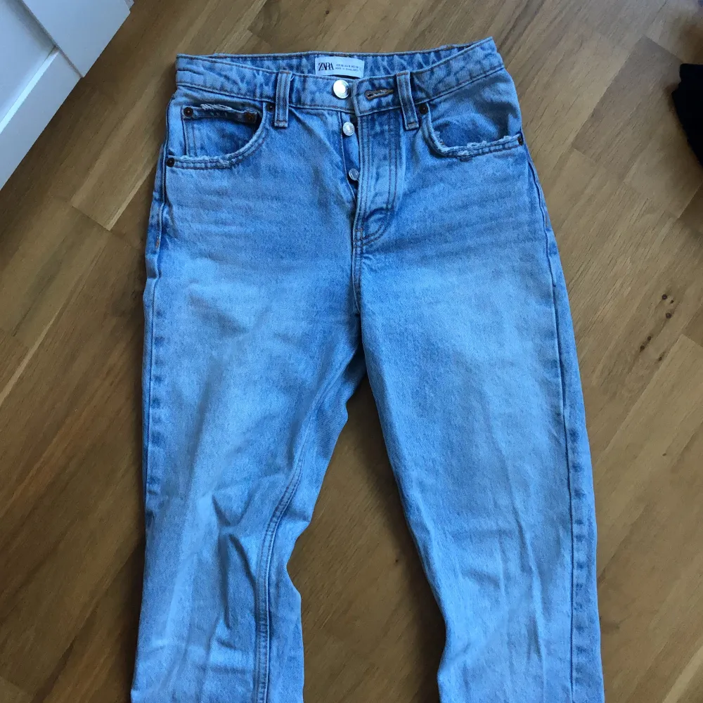 Säljer dessa mid-Rise jeans ifrån zara som inte längre går att köpa. Dom är i mycket gott skick!. Jeans & Byxor.