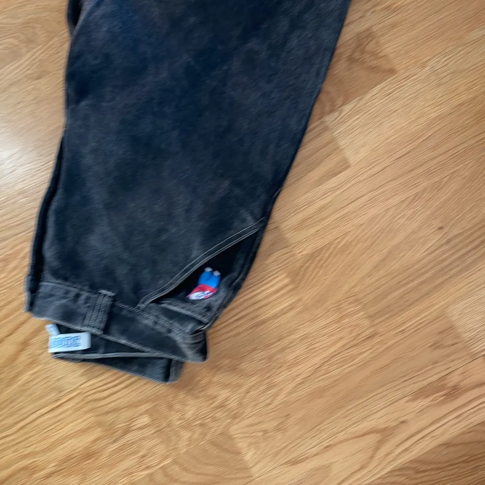 Svarta, pösiga polar skate jeans i vädligt bra skick. Ser nästan helt nya ut då de inte används så mycket. Skriv för fler bilder samt pris kan diskuteras . Jeans & Byxor.