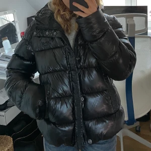 ❤️En jättesnygg vinterjacka från Superdry i storlek S❤️ - En svart vinterjacka från Superdry i storlek S. Nyskick!!! Säljer pga den inte komemr till användning. Nypris 1499kr. Priset kan diskuteras!! Kontakta gärna vid frågor🫶