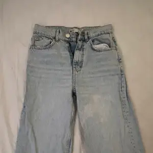Utvidga ljusblåa jeans från Gina 